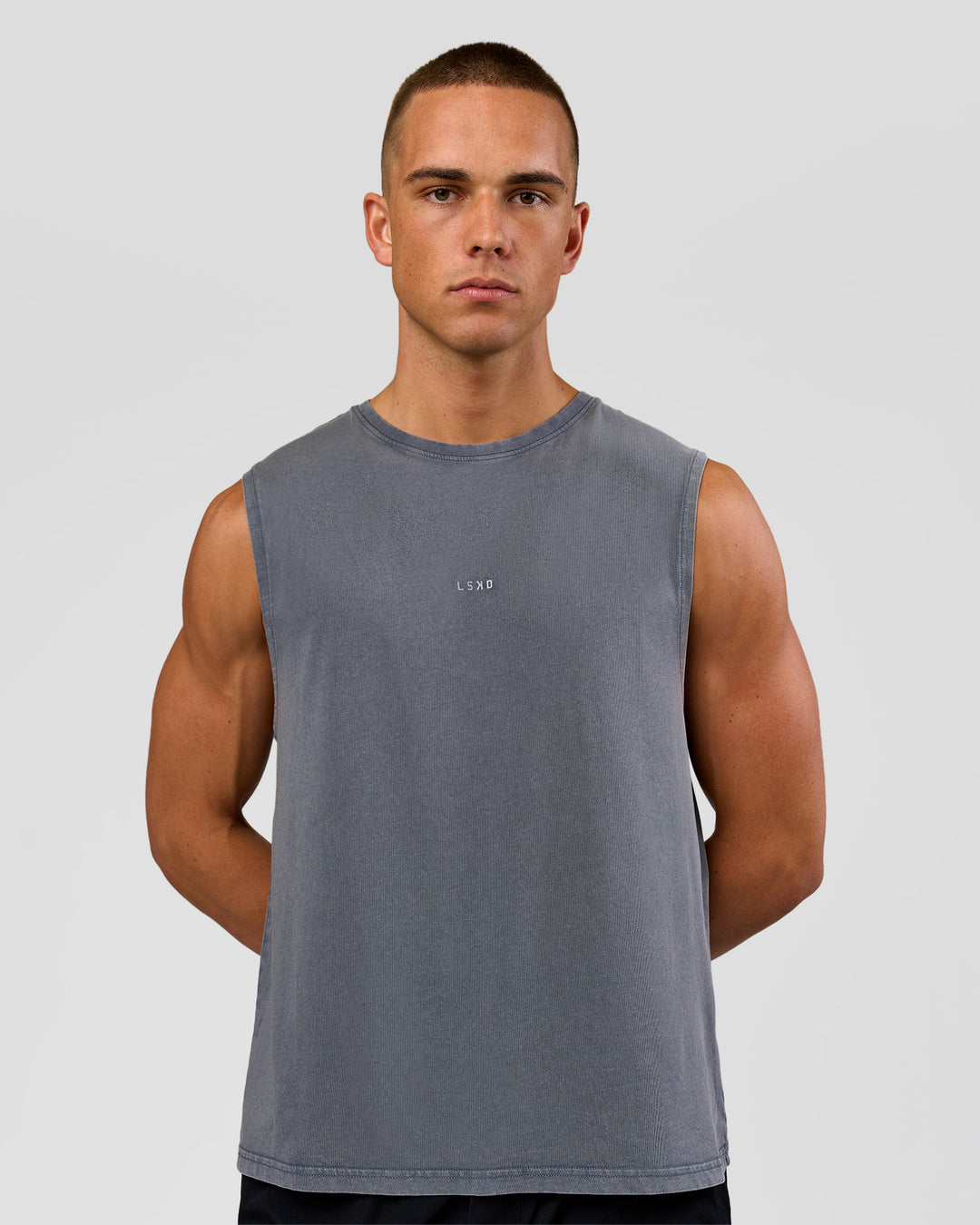 Man wearing Base FLXCotton Tank Regular Fit -8cm - Dark Storm Washed | Model:Albert | Size:M - view 4