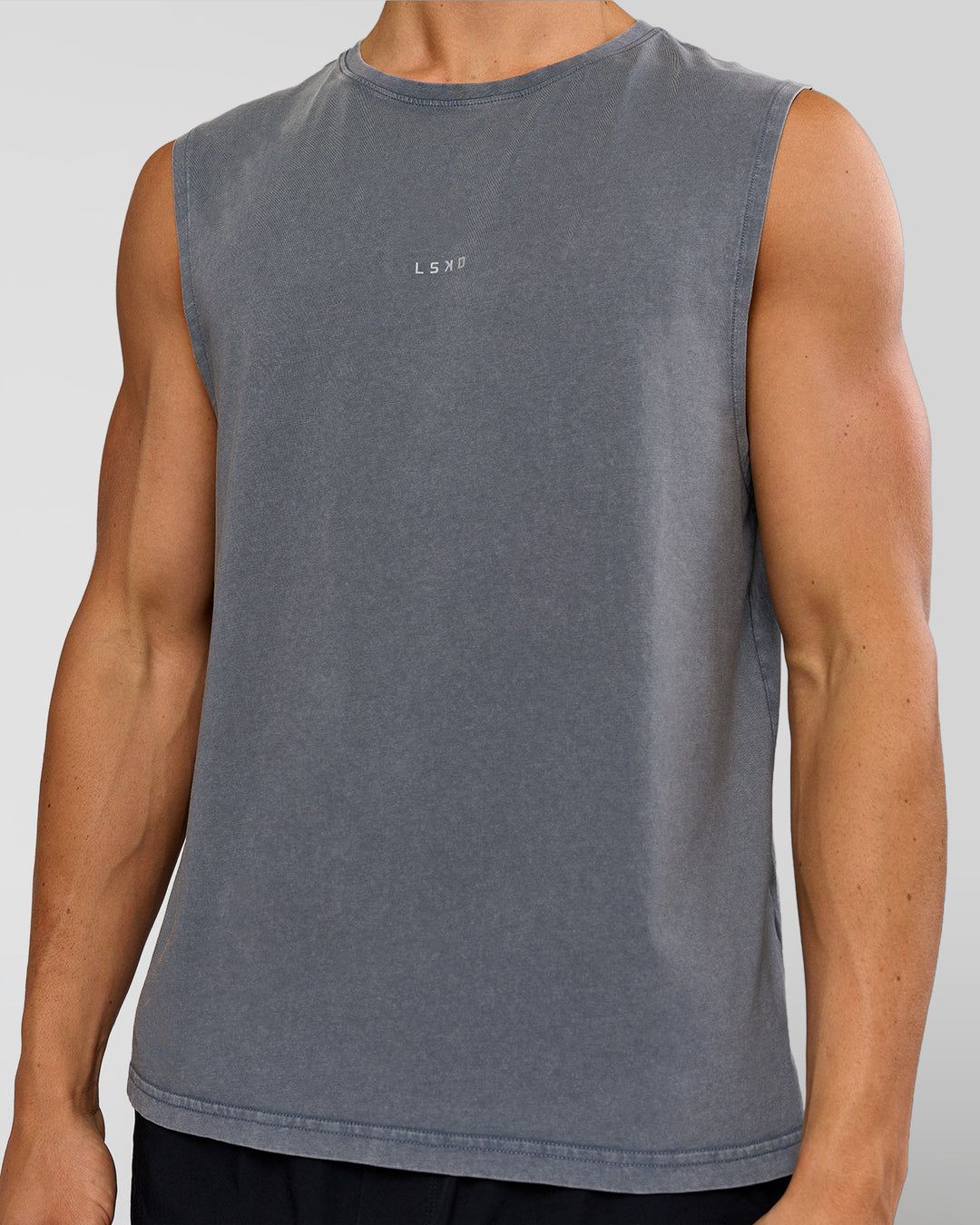 Man wearing Base FLXCotton Tank Regular Fit -8cm - Dark Storm Washed | Model:Albert | Size:M - view 2