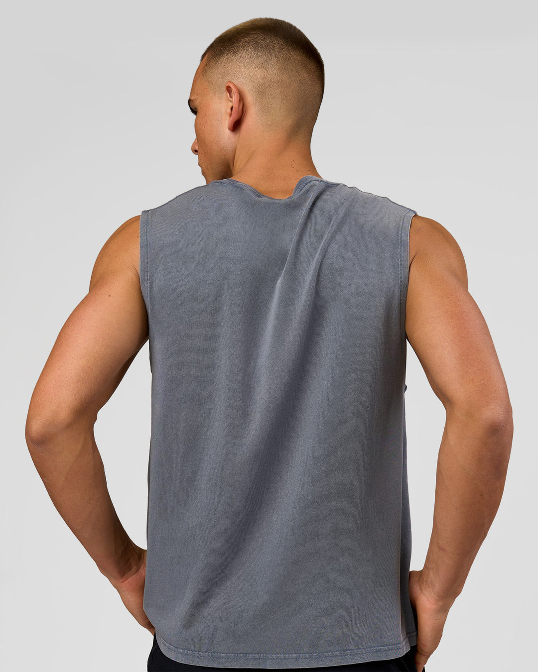 Man wearing Base FLXCotton Tank Regular Fit -8cm - Dark Storm Washed | Model:Albert | Size:M - view 3