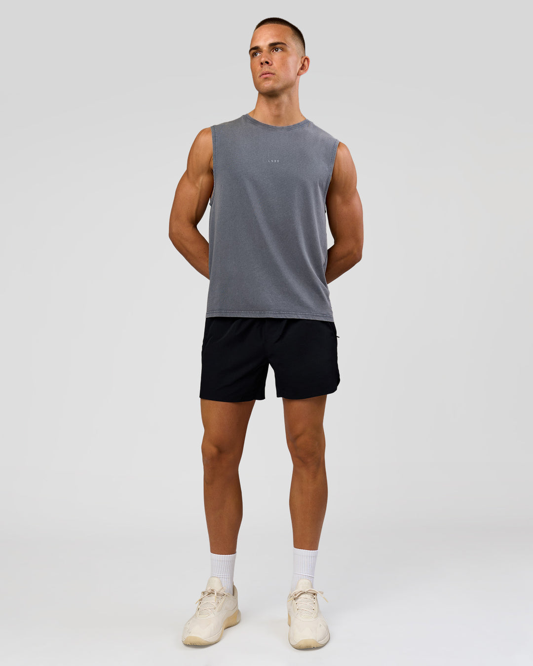 Man wearing Base FLXCotton Tank Regular Fit -8cm - Dark Storm Washed | Model:Albert | Size:M - view 5