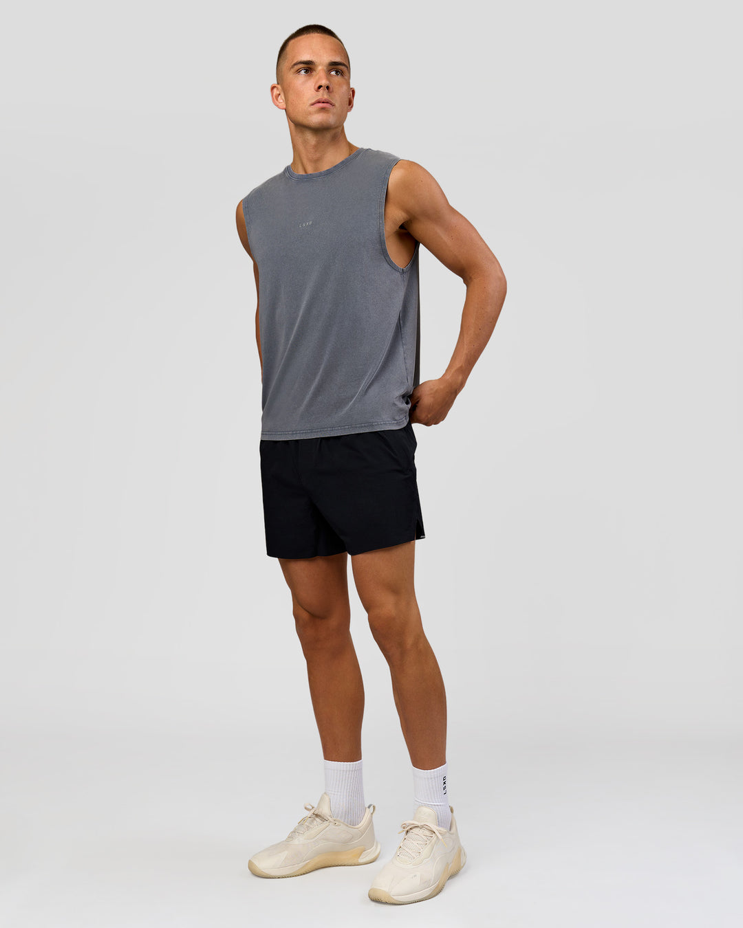 Man wearing Base FLXCotton Tank Regular Fit -8cm - Dark Storm Washed | Model:Albert | Size:M - view 6