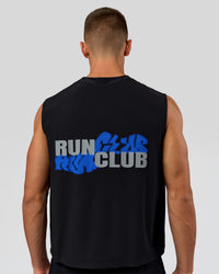 Man wearing Run Club Elevate Muscle Tank - Black-Electric Indigo | Model:Albert | Size:M | Thumbnail Index: 3