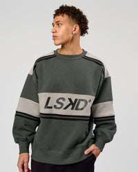 Man wearing A-Team Sweater Oversize - Carbon Green-Alloy | Model:Leandro | Size:M | Thumbnail Index: 1