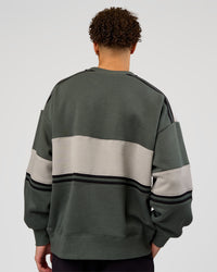 Man wearing A-Team Sweater Oversize - Carbon Green-Alloy | Model:Leandro | Size:M | Thumbnail Index: 3