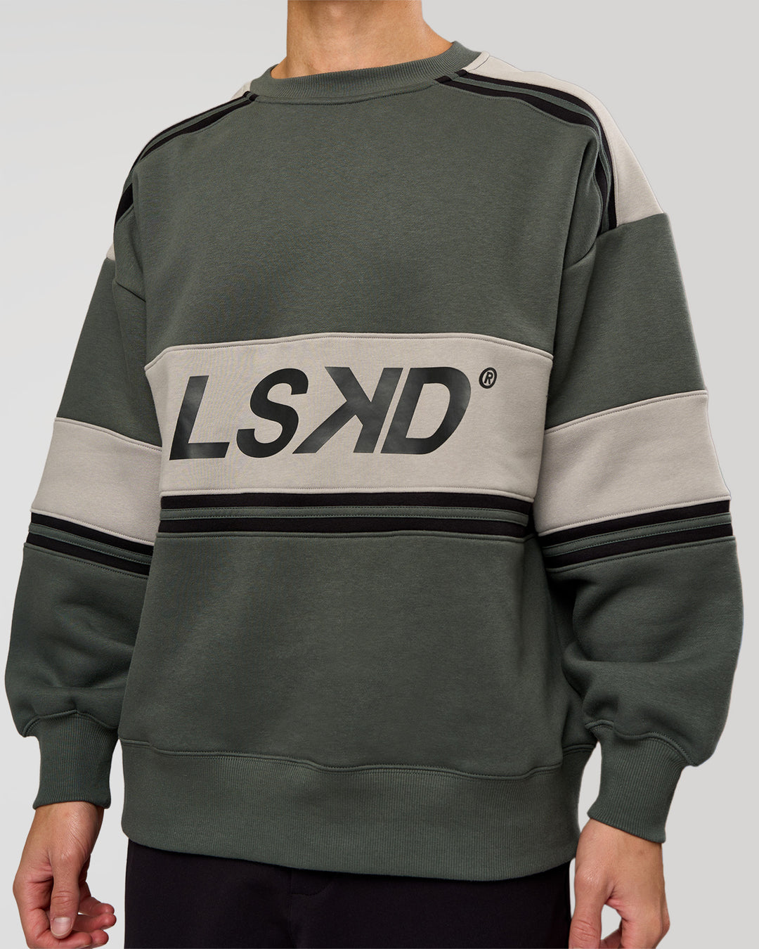 Man wearing A-Team Sweater Oversize - Carbon Green-Alloy | Model:Leandro | Size:M - view 6