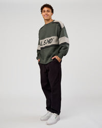 Man wearing A-Team Sweater Oversize - Carbon Green-Alloy | Model:Leandro | Size:M | Thumbnail Index: 7