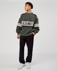 Man wearing A-Team Sweater Oversize - Carbon Green-Alloy | Model:Leandro | Size:M | Thumbnail Index: 9