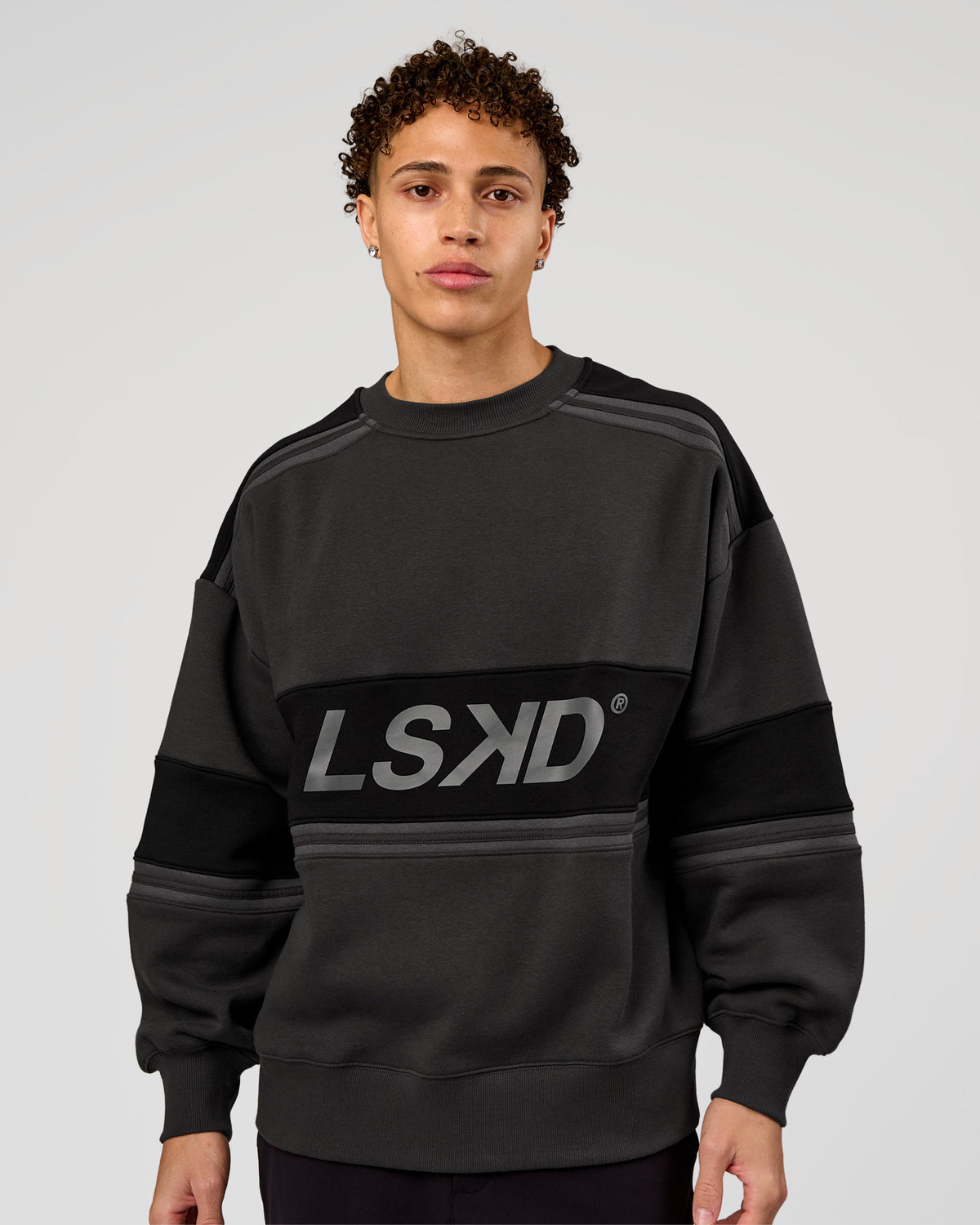 Man wearing A-Team Sweater Oversize - Onyx-Black | Model:Leandro | Size:M - view 2