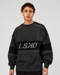 Man wearing A-Team Sweater Oversize - Onyx-Black | Model:Leandro | Size:M | Thumbnail Index: 1