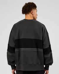 Man wearing A-Team Sweater Oversize - Onyx-Black | Model:Leandro | Size:M | Thumbnail Index: 6
