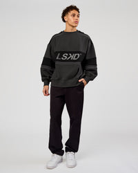 Man wearing A-Team Sweater Oversize - Onyx-Black | Model:Leandro | Size:M | Thumbnail Index: 8