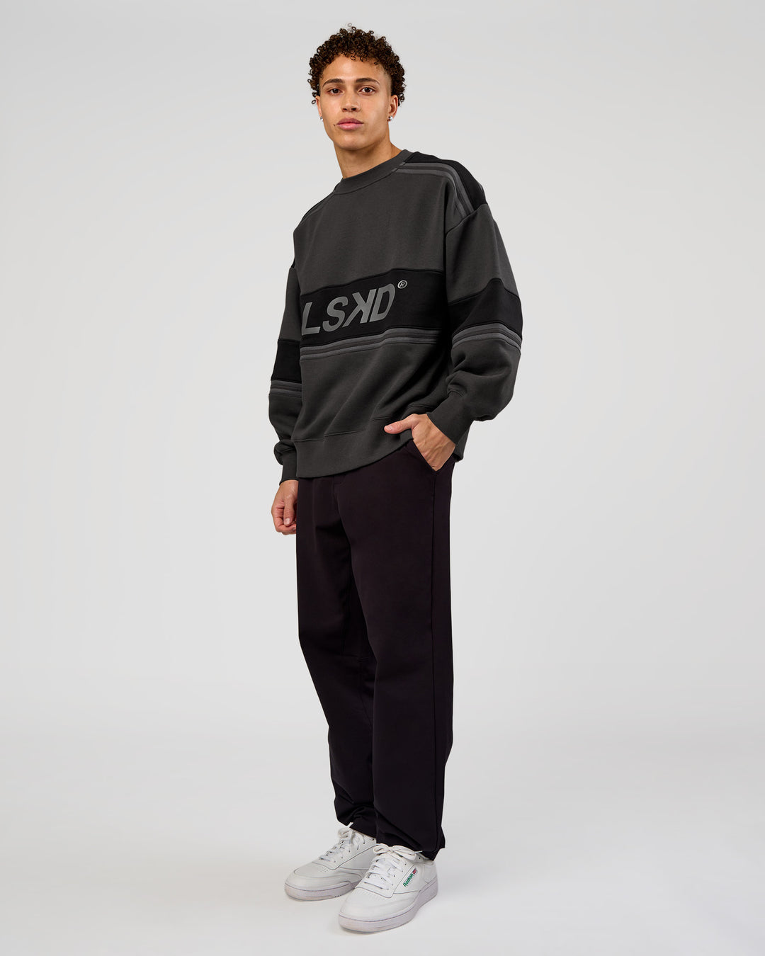 Man wearing A-Team Sweater Oversize - Onyx-Black | Model:Leandro | Size:M - view 11