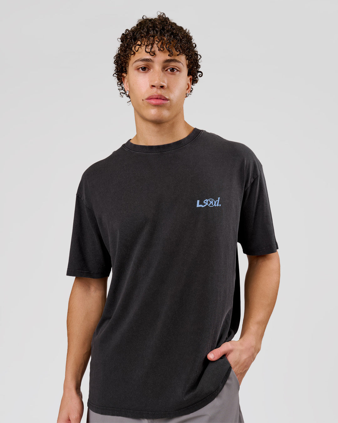 Man wearing Blended FLXCotton Oversize Tee  - Black Washed | Model:Leandro | Size:M - view 5