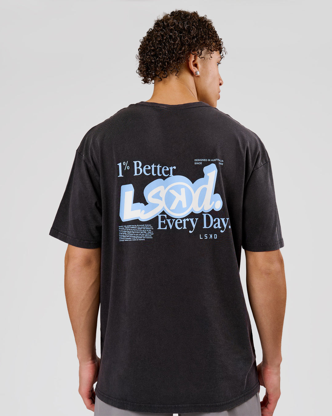 Man wearing Blended FLXCotton Oversize Tee  - Black Washed | Model:Leandro | Size:M - view 8