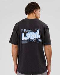 Man wearing Blended FLXCotton Oversize Tee  - Black Washed | Model:Leandro | Size:M | Thumbnail Index: 7