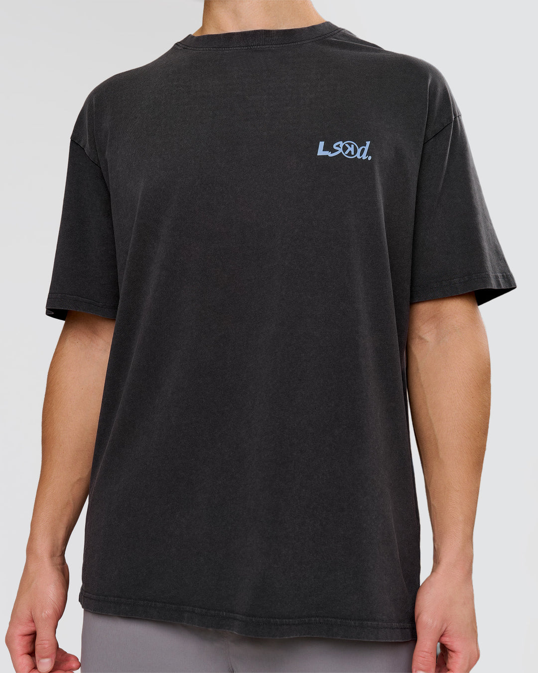 Man wearing Blended FLXCotton Oversize Tee  - Black Washed | Model:Leandro | Size:M - view 10