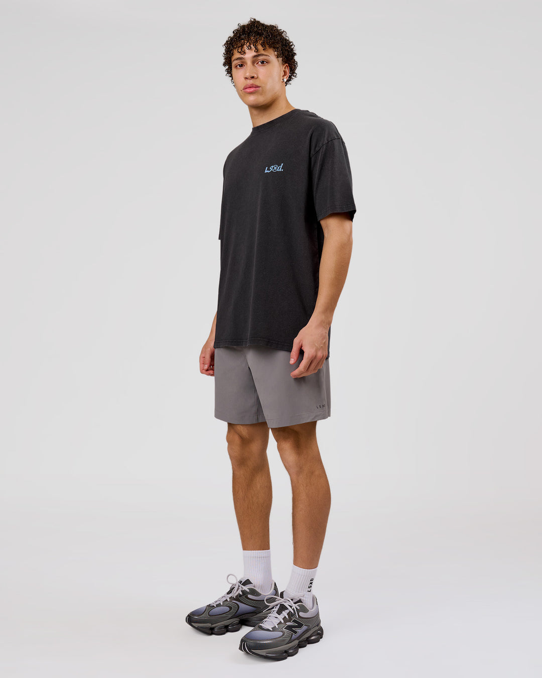 Man wearing Blended FLXCotton Oversize Tee  - Black Washed | Model:Leandro | Size:M - view 14