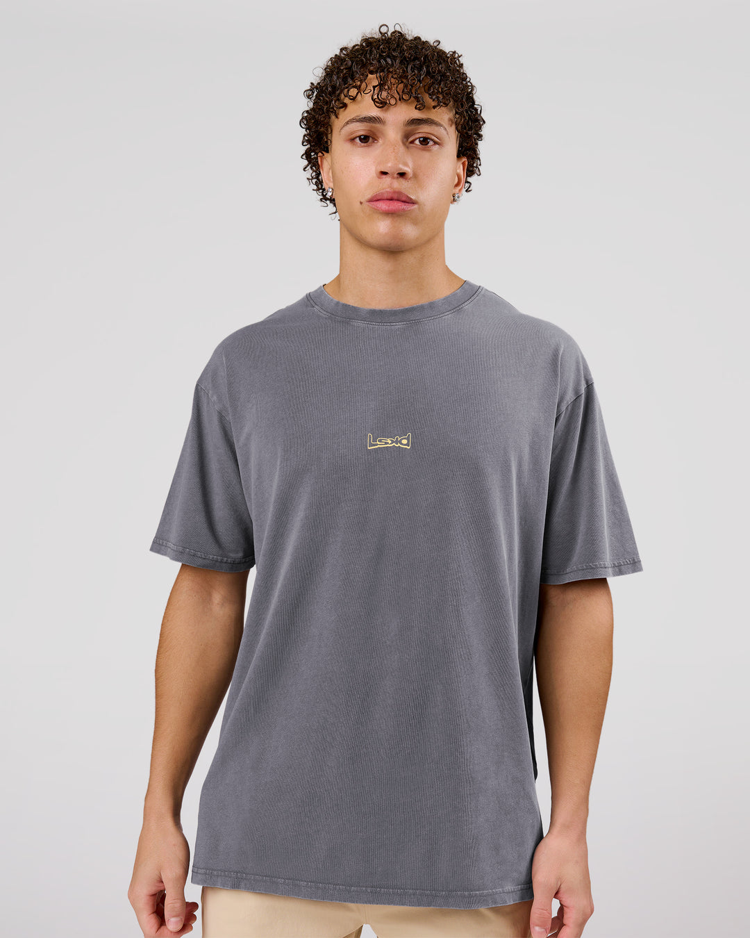 Man wearing Magma FLXCotton Oversize Tee  - Dark Storm Washed-Lemon | Model:Leandro | Size:M - view 8