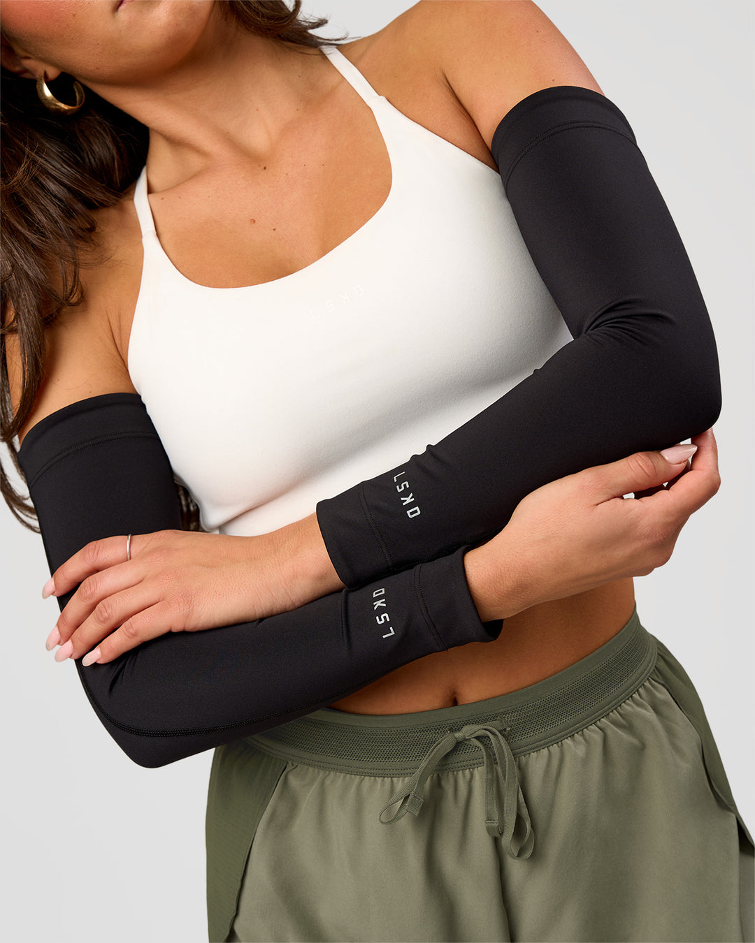 Woman wearing Pace Run Sleeves - Black - view 2