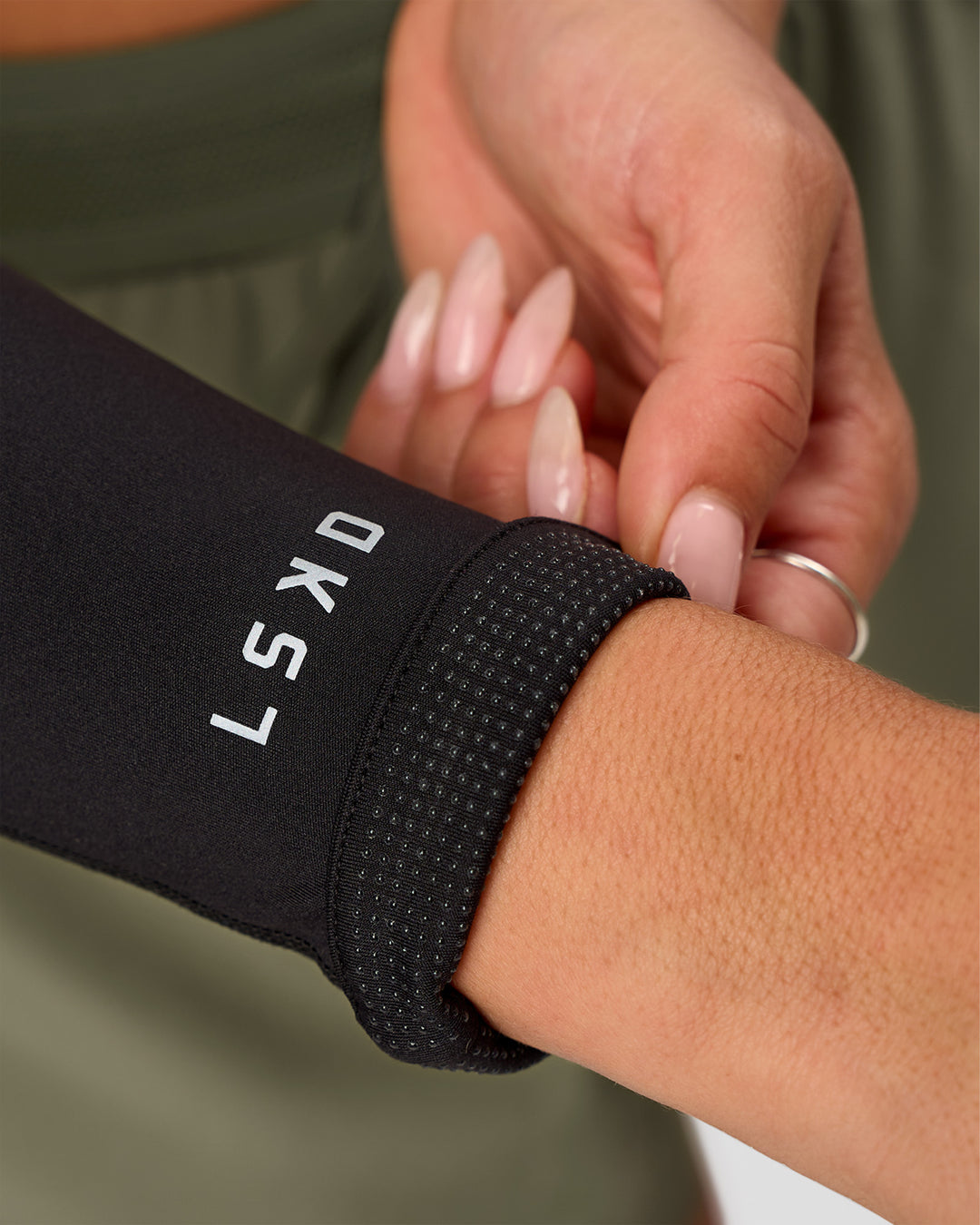 Studio image Pace Run Sleeves - Black - view 10