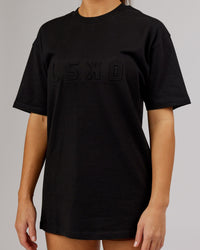 Woman wearing Unisex Stamped 2.0 Heavyweight Tee Oversize - Black | Thumbnail Index: 9