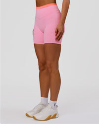 Woman wearing Fusion Contrast V-Waist High-Rise 6" Short Pockets - Pink Rose-Hyper Orange | Model:Bianca | Size:S | Thumbnail Index: 3