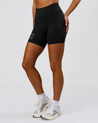 Woman wearing Fusion V-Contour High-Rise 6" Short Pockets - Black-Tech Department | Model:Bianca | Size:S | Thumbnail Index: 7