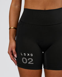 Woman wearing Fusion V-Contour High-Rise 6" Short Pockets - Black-Tech Department | Model:Bianca | Size:S | Thumbnail Index: 9