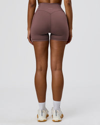 Woman wearing Fusion V-Contour Ultra High-Rise 4" Short Pockets - Cocoa Powder | Model:Jordan | Size:S | Thumbnail Index: 3