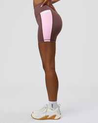 Woman wearing Fusion V-Contour Ultra High-Rise 4" Short Pockets - Cocoa Powder-Marshmallow-White | Model:Jordan | Size:S | Thumbnail Index: 3