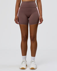 Woman wearing Fusion V-Contour Ultra High-Rise 4" Short Pockets - Cocoa Powder-Marshmallow-White | Model:Jordan | Size:S | Thumbnail Index: 6