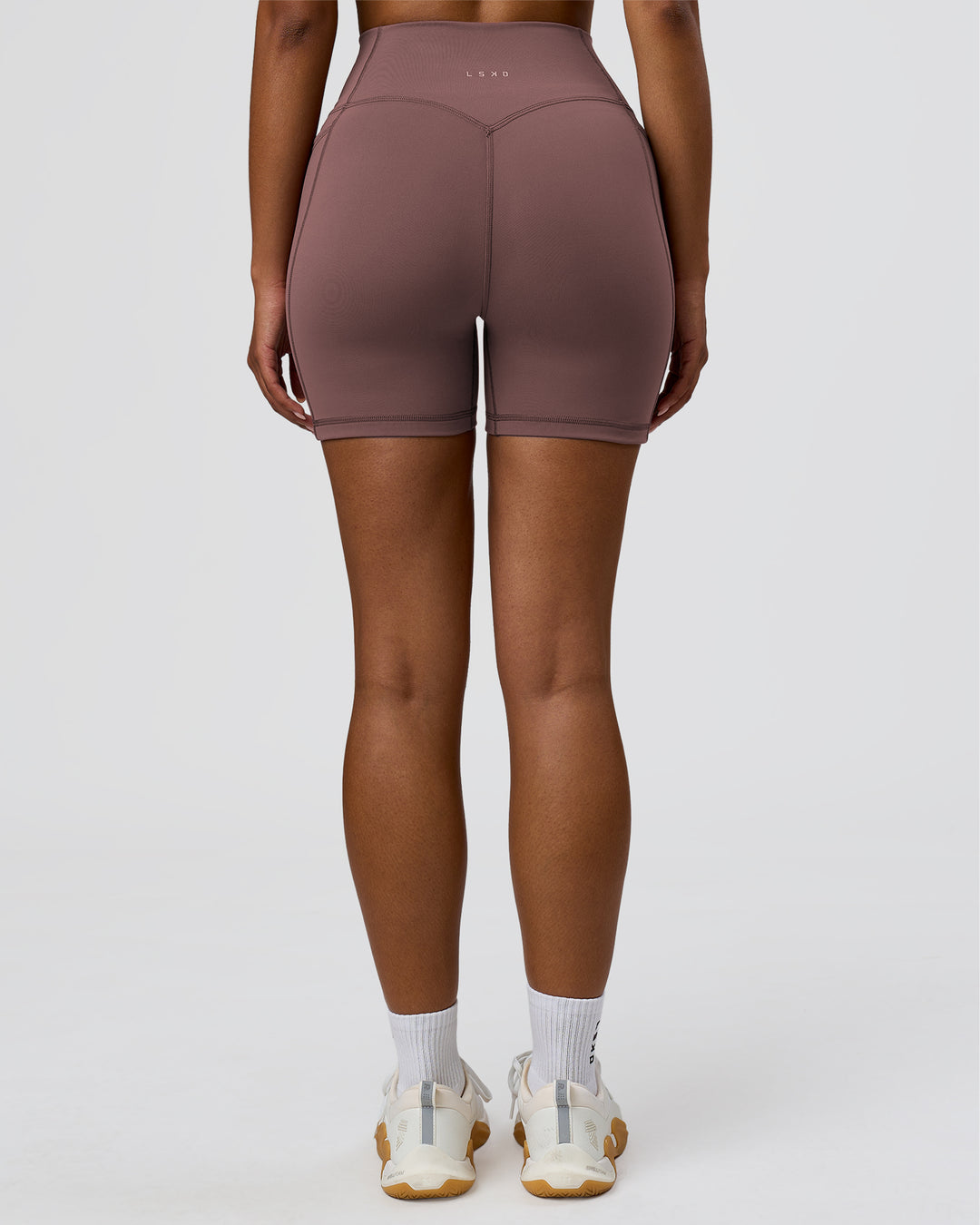 Woman wearing Fusion V-Contour Ultra High-Rise 6" Short Pockets - Cocoa Powder | Model:Jordan | Size:S - view 5