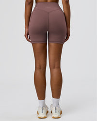 Woman wearing Fusion V-Contour Ultra High-Rise 6" Short Pockets - Cocoa Powder | Model:Jordan | Size:S | Thumbnail Index: 4