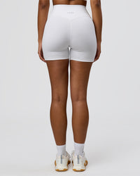 Woman wearing Fusion V-Contour Ultra High-Rise 6" Short Pockets - White | Model:Jordan | Size:S | Thumbnail Index: 4