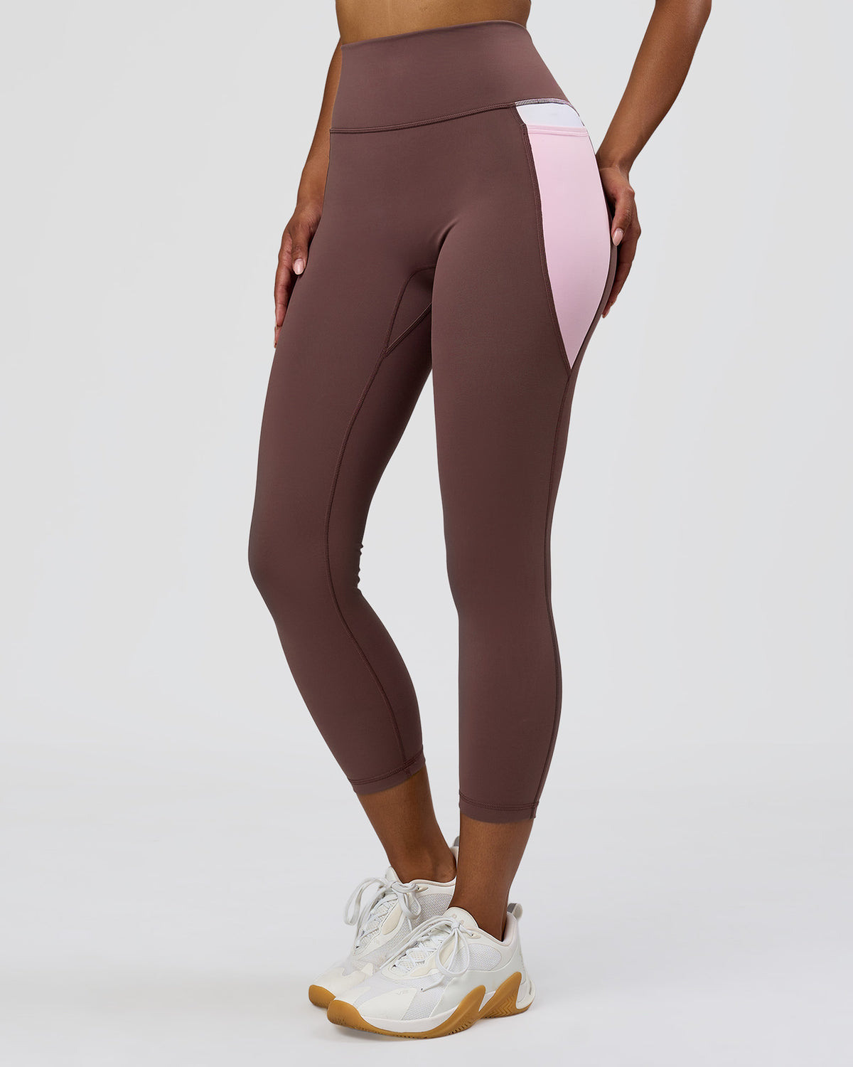 Woman wearing Fusion V-Contour Ultra High-Rise 7/8 Legging Pockets - Cocoa Powder-Marshmallow-White | Model:Jordan | Size:S - view 1