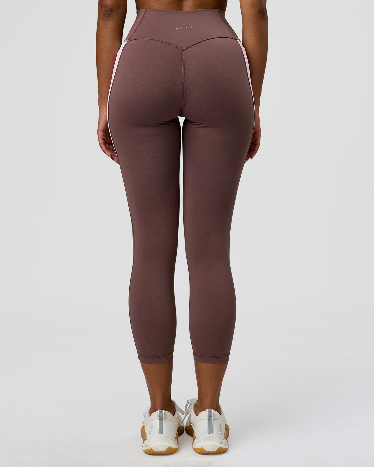 Woman wearing Fusion V-Contour Ultra High-Rise 7/8 Legging Pockets - Cocoa Powder-Marshmallow-White | Model:Jordan | Size:S - view 2