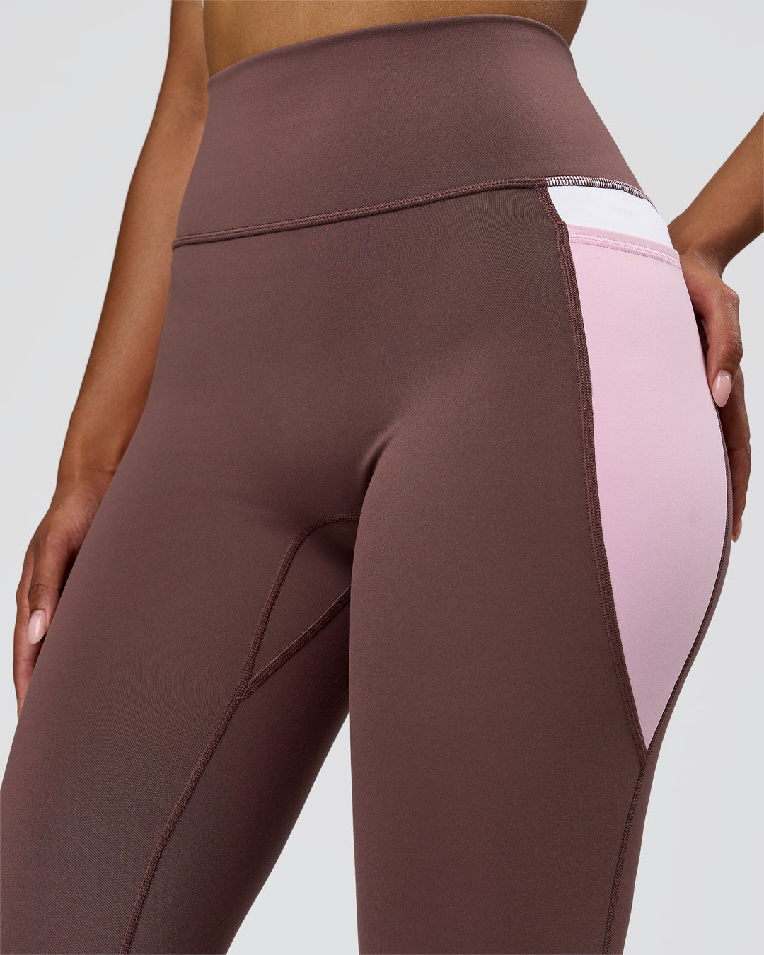 Woman wearing Fusion V-Contour Ultra High-Rise 7/8 Legging Pockets - Cocoa Powder-Marshmallow-White | Model:Jordan | Size:S - view 4