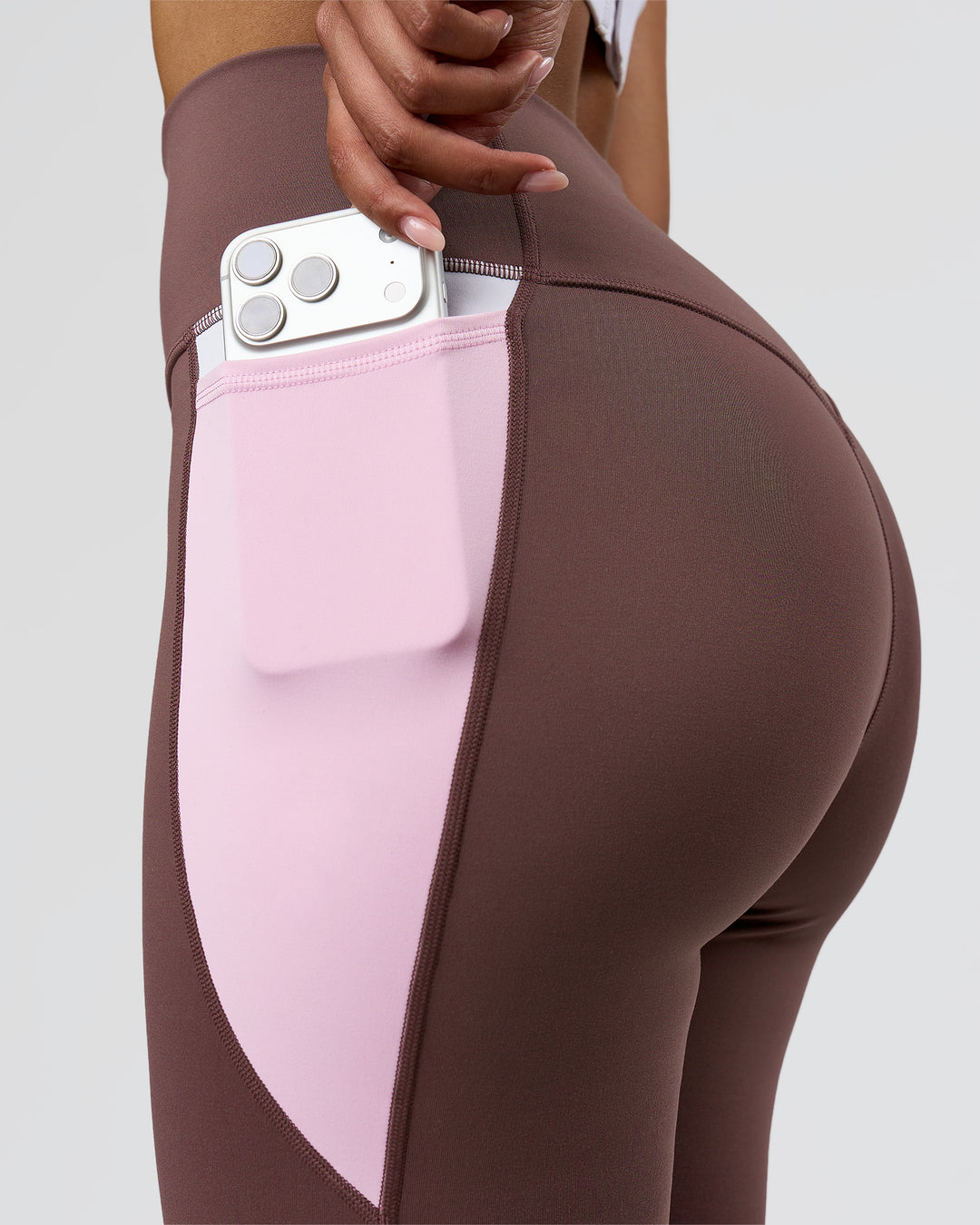 Woman wearing Fusion V-Contour Ultra High-Rise 7/8 Legging Pockets - Cocoa Powder-Marshmallow-White | Model:Jordan | Size:S - view 7