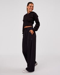 Woman wearing Bend Woven Pant - Black | Model:Charli | Size:XS | Thumbnail Index: 0
