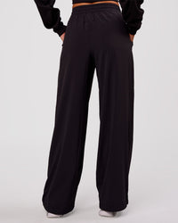 Woman wearing Bend Woven Pant - Black | Model:Charli | Size:XS | Thumbnail Index: 4