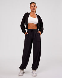 Woman wearing Bend Woven Pant - Black | Model:Charli | Size:XS | Thumbnail Index: 5