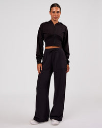 Woman wearing Bend Woven Pant - Black | Model:Charli | Size:XS | Thumbnail Index: 10