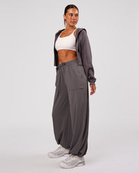 Woman wearing Bend Woven Pant - Duskstone | Model:Charli | Size:XS | Thumbnail Index: 2