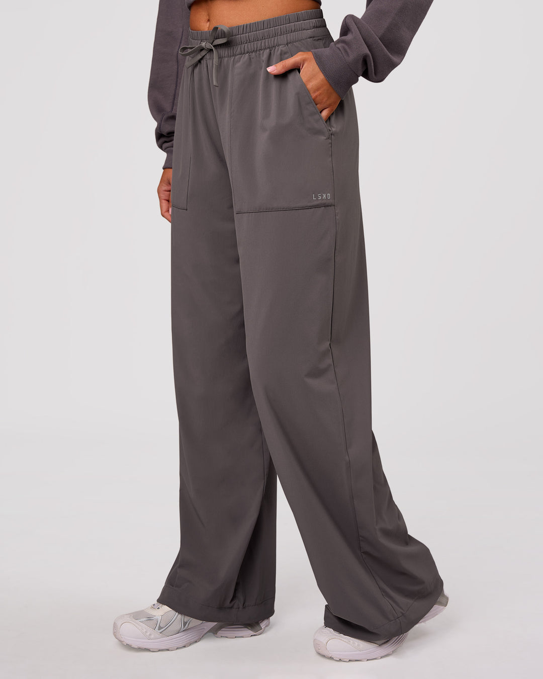 Woman wearing Bend Woven Pant - Duskstone | Model:Charli | Size:XS - view 4