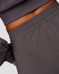 Woman wearing Bend Woven Pant - Duskstone | Model:Charli | Size:XS | Thumbnail Index: 4