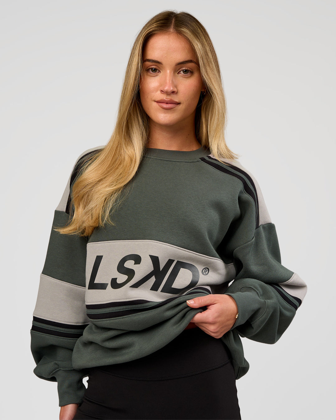 Woman wearing A-Team Sweater Oversize - Carbon Green-Alloy | Model:Issy | Size:XS - view 3