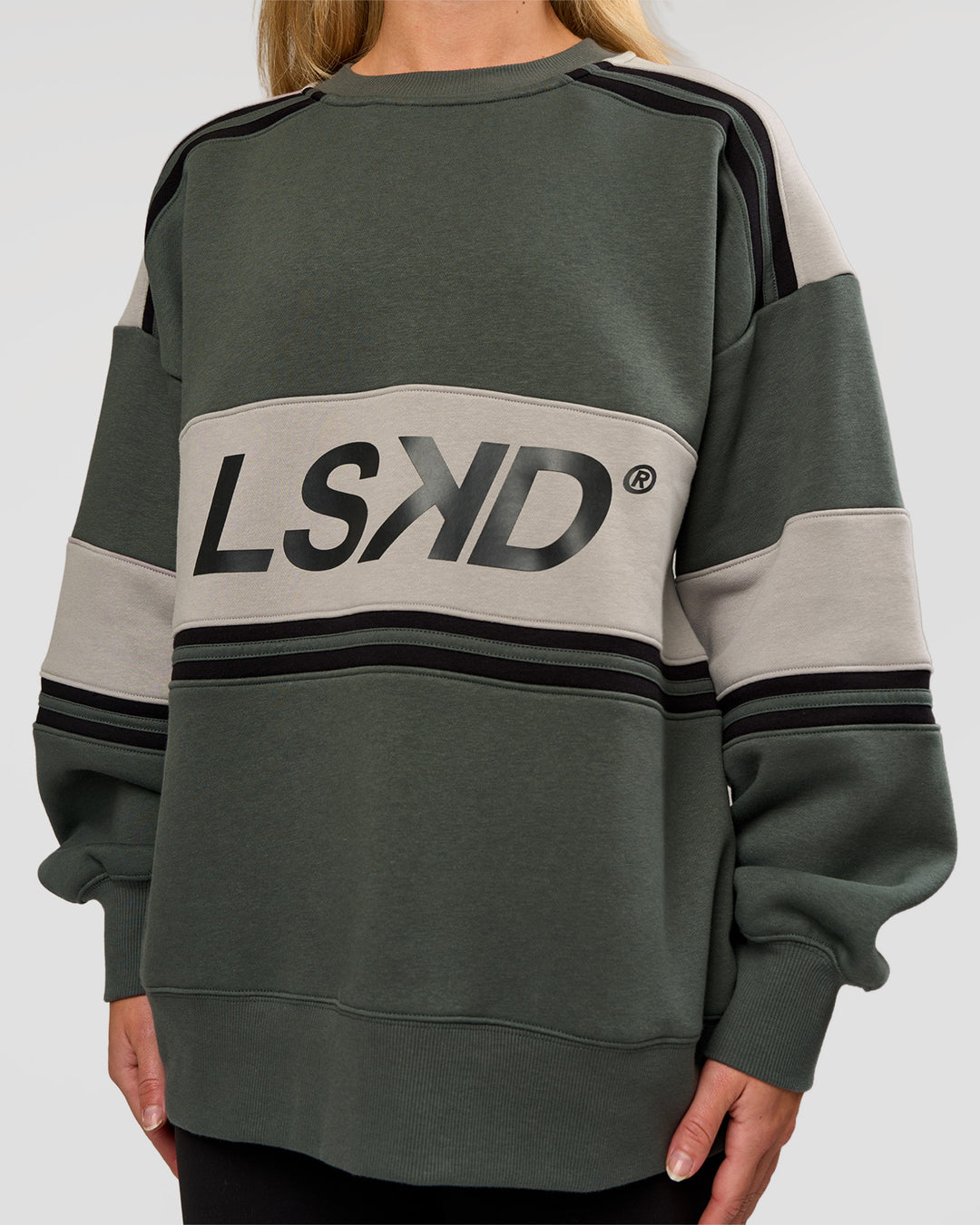 Woman wearing A-Team Sweater Oversize - Carbon Green-Alloy | Model:Issy | Size:XS - view 5