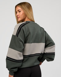 Woman wearing A-Team Sweater Oversize - Carbon Green-Alloy | Model:Issy | Size:XS | Thumbnail Index: 6