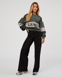 Woman wearing A-Team Sweater Oversize - Carbon Green-Alloy | Model:Issy | Size:XS | Thumbnail Index: 8