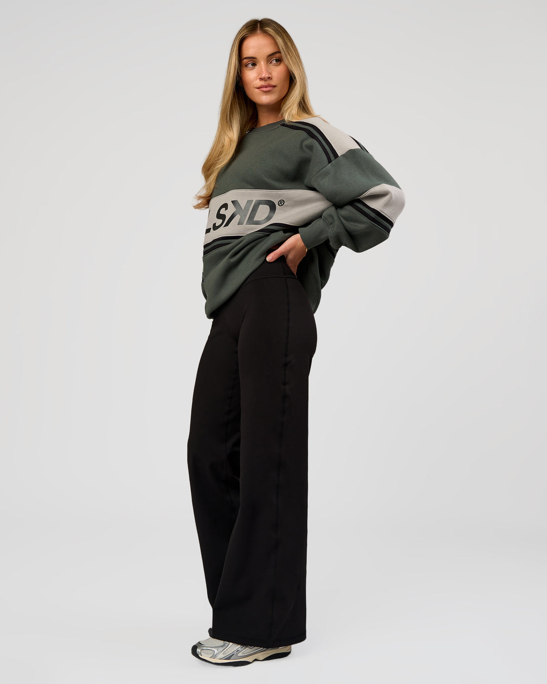 Woman wearing A-Team Sweater Oversize - Carbon Green-Alloy | Model:Issy | Size:XS - view 11
